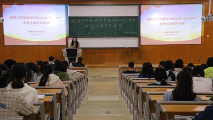 图一 侯应莱介绍参会领导及老师