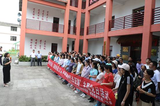 说明: C:\Users\Administrator\Documents\Tencent Files\2267688823\FileRecv\20220707 bat365登录平台入口赴关岭县开展“传承红色基因、凝聚奋进力量,走好新时代长征路”集中政治学习暨教工党员主题党日活动新闻稿\照片\杨建红书记在顶云纪念馆前上微党课.jpg